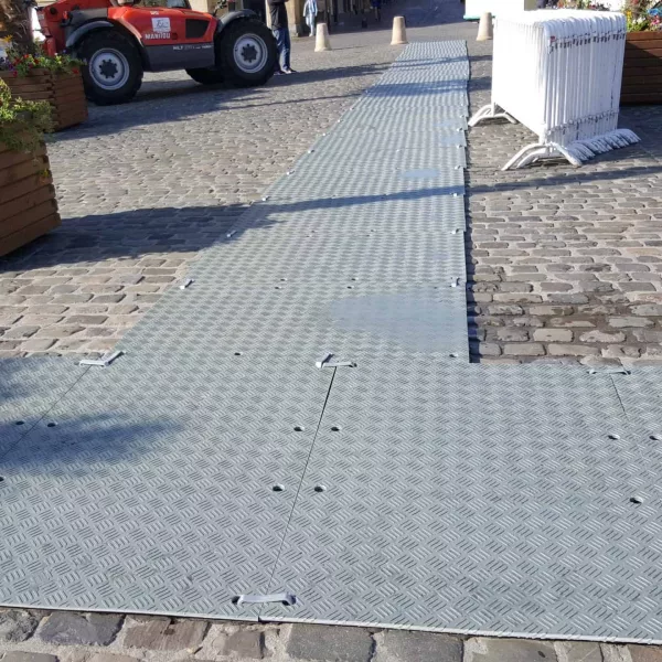 AccessDeck Light – Robuste Bodenplatten für temporäre Zugangswege