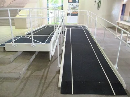 Stationäre Fiberglasrampe für Gebäudezugänge