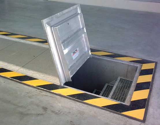 Aluminium-Grubenabdeckung in einer Werkstattumgebung