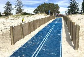 Leit- und Absperrelemente zur Besucherführung entlang des Weges